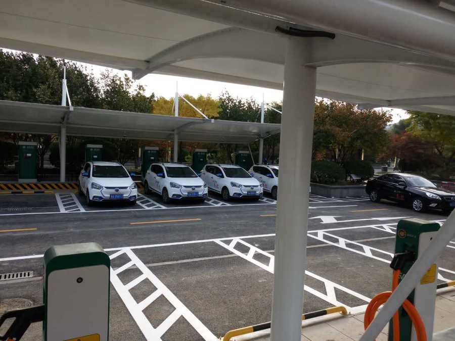 七字型的汽車停車棚，也是汽車蓬里，使用比較多的一款造型